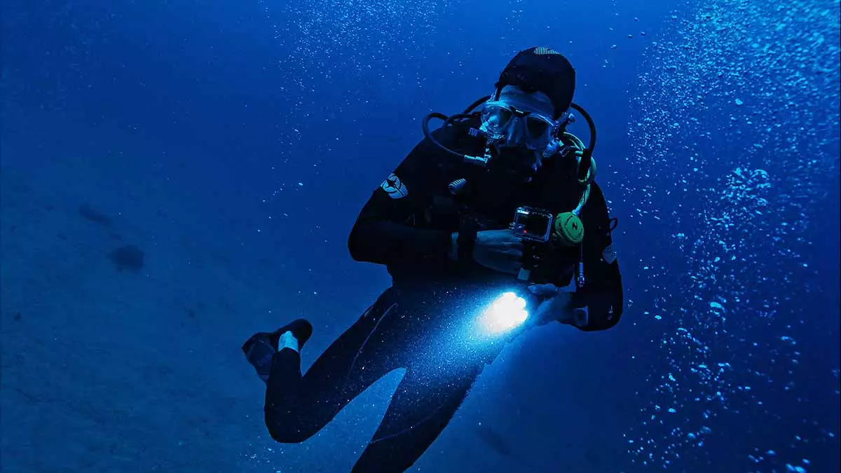 Blog-Image-Diver-Light