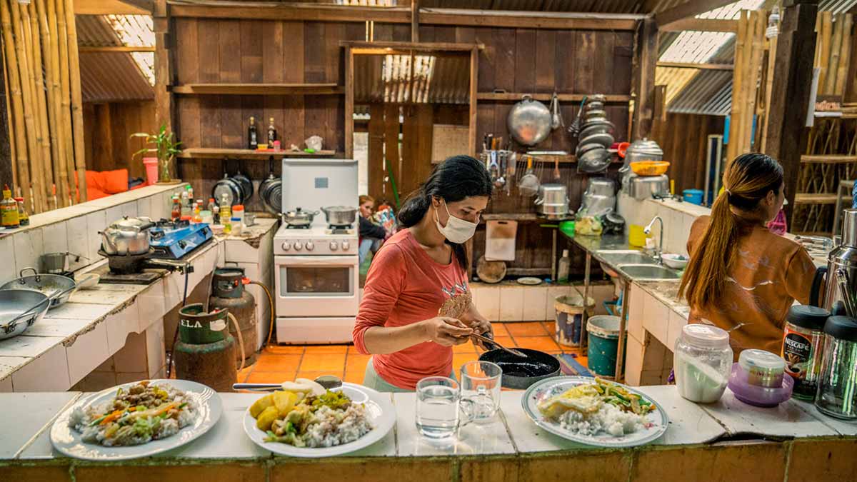 Jahoo Gibbon Camp kitchen staff